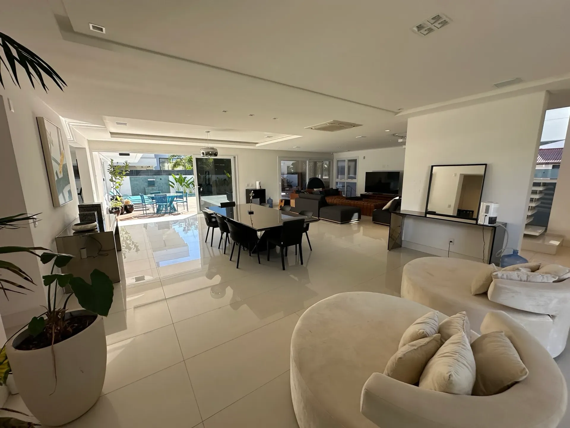 Furnished house with 9 en-suite bedrooms and jacuzzi