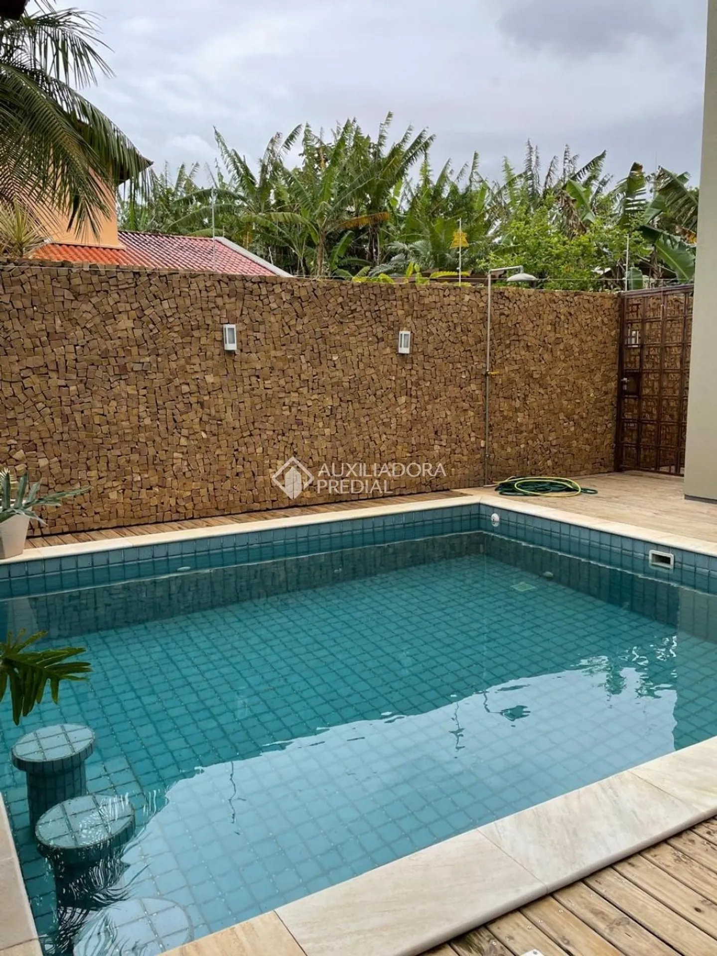 Furnished 350 m² house with an open-plan gas kitchen — photo 49