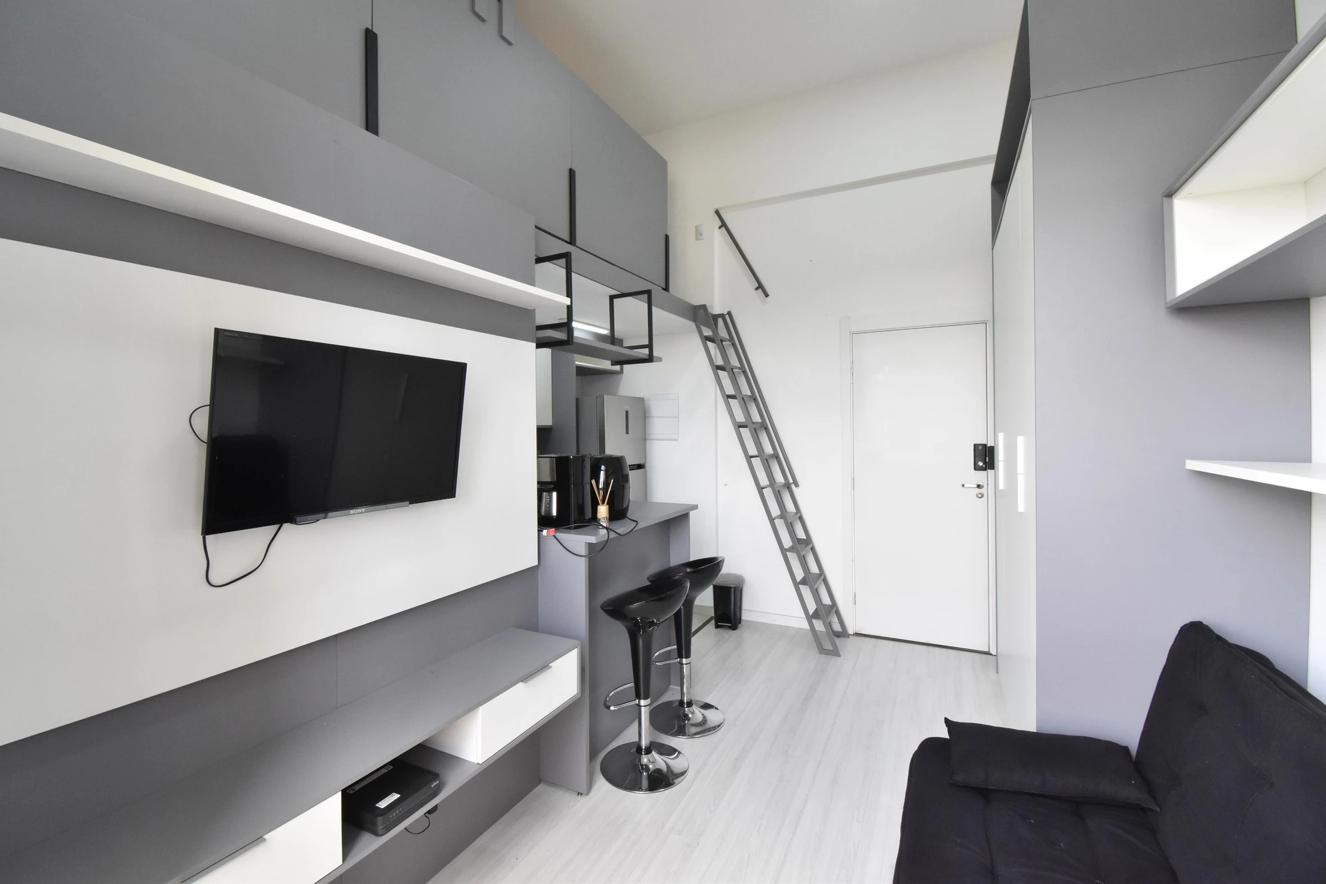 One-bedroom apartment in a building with a gym — photo 4