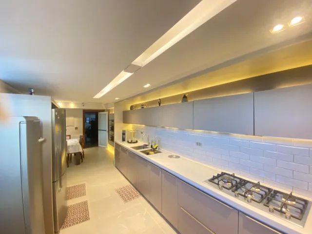 4-bedroom apartment with floor-to-ceiling windows