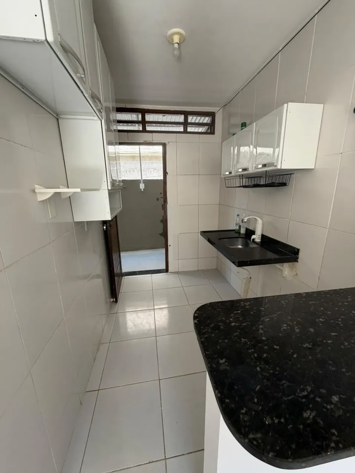 Rental house with 2 bedrooms and a glass shower enclosure — photo 2