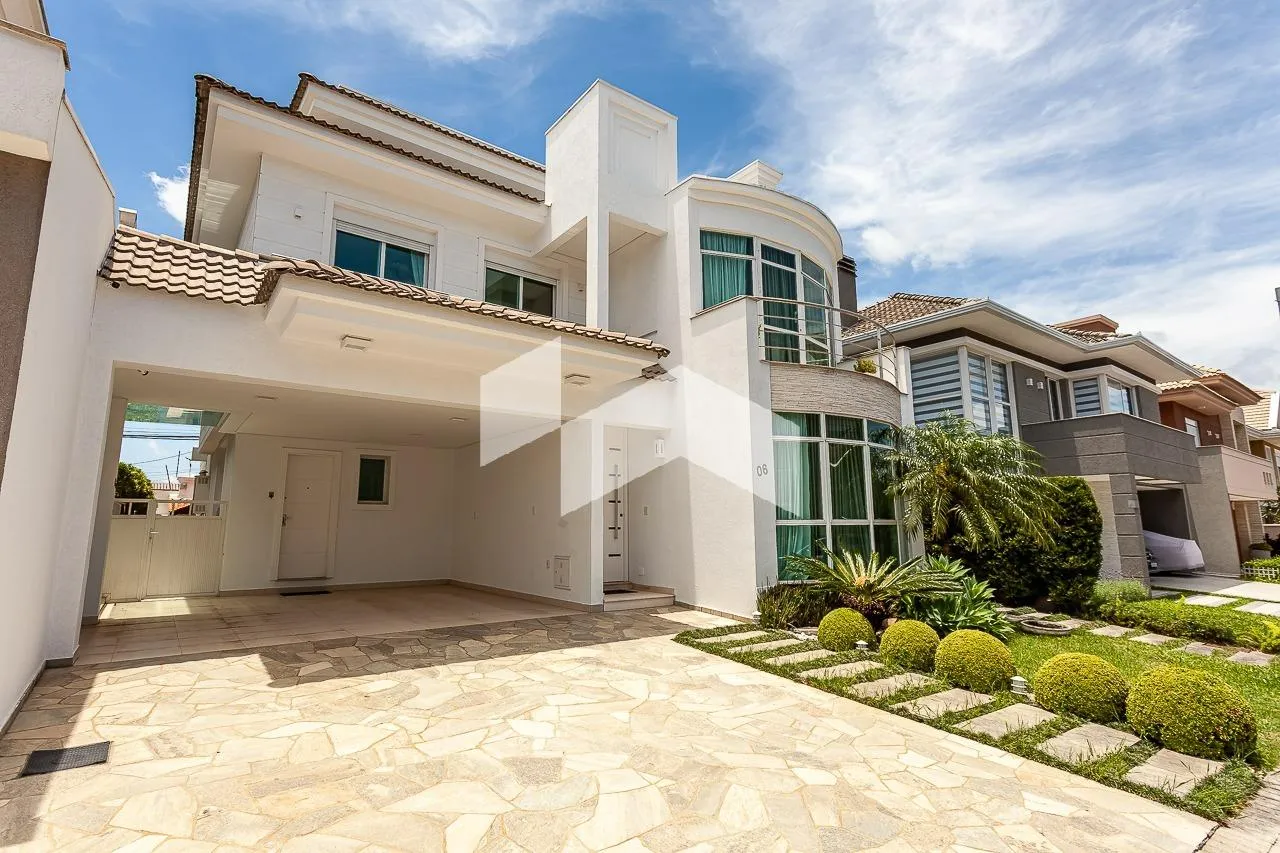 Condo house with an outdoor pool and 300 m²