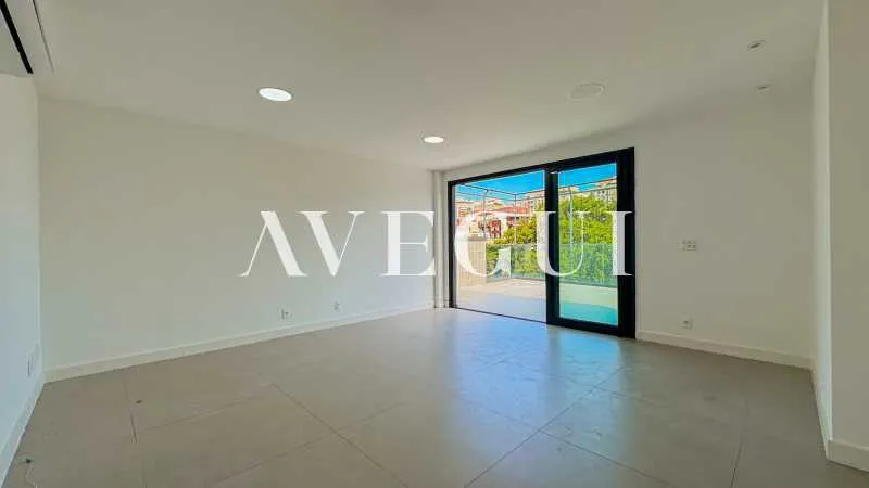 3-bedroom apartment in a building with a pool — photo 4