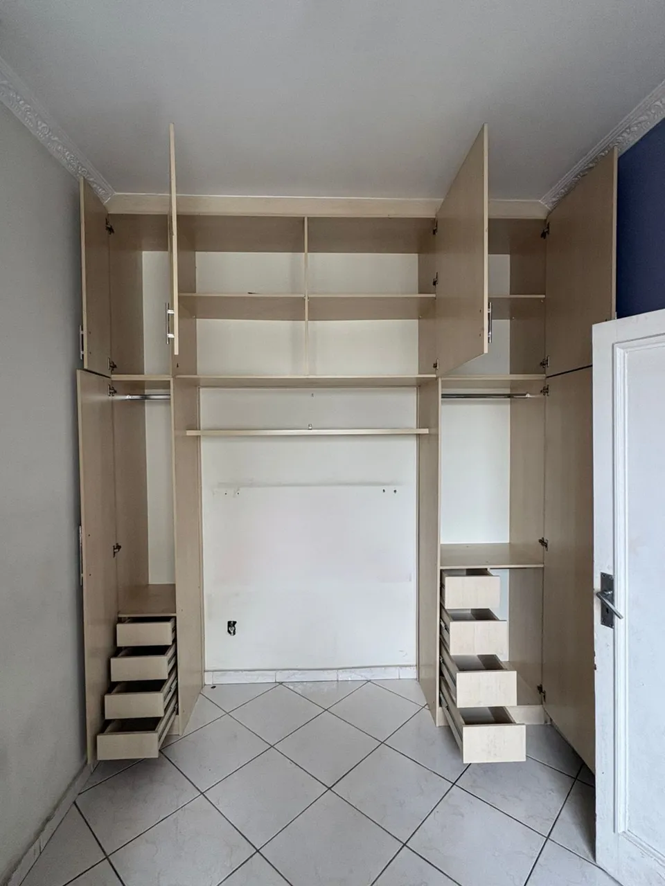 Apartamento sem mobília com 2 quartos e 2 banheiros