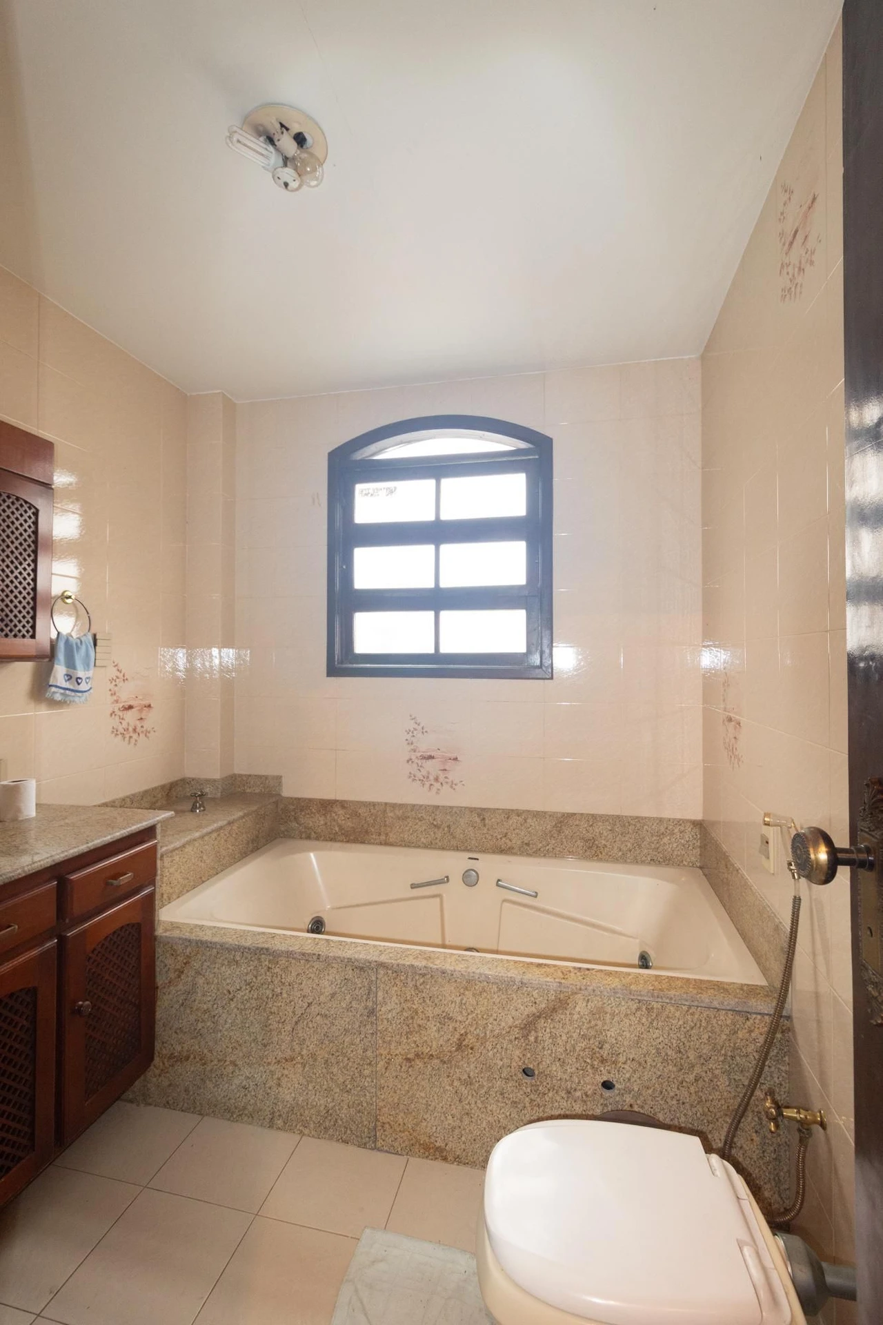 Bathtub in a 5-bedroom house, 626 m² — photo 32