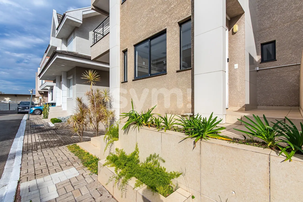 House in a gated community with 5 bedrooms and 3 suites — photo 4