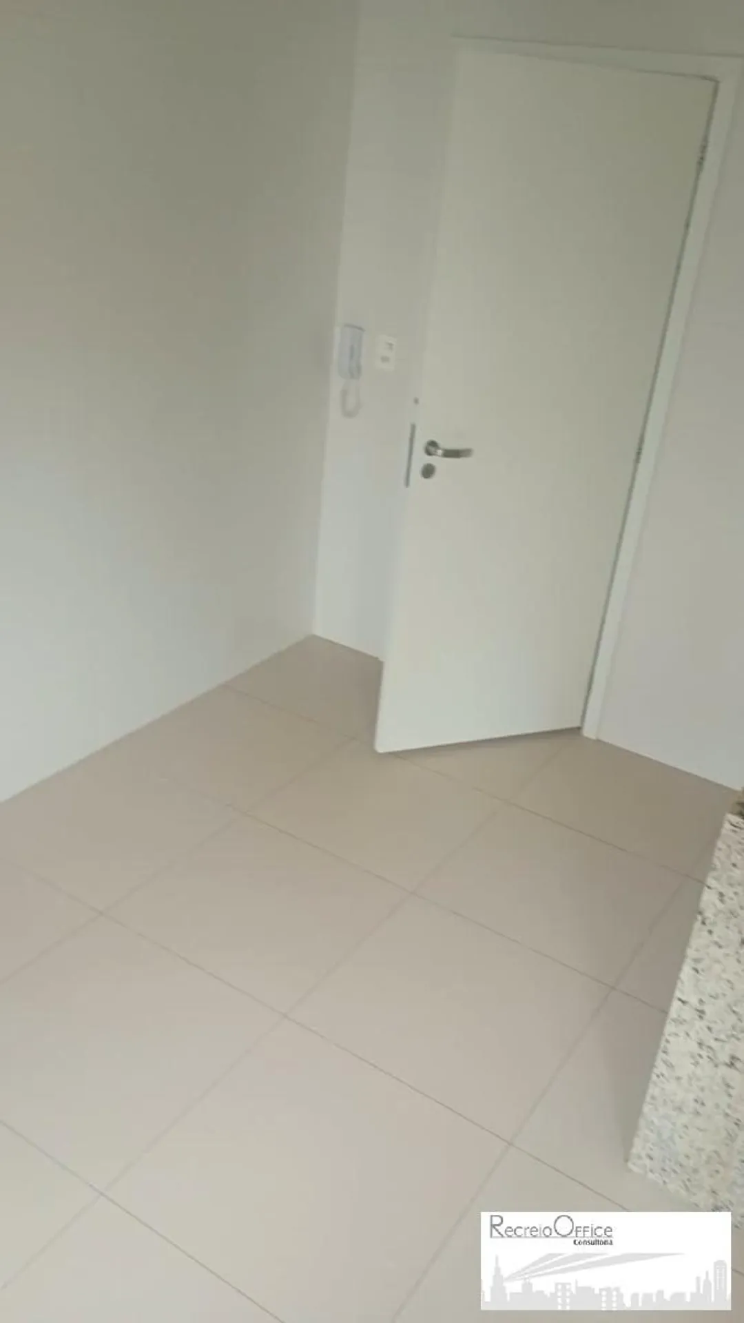 Balcony with a grill in a 3-bedroom apartment, 122 m² — photo 15