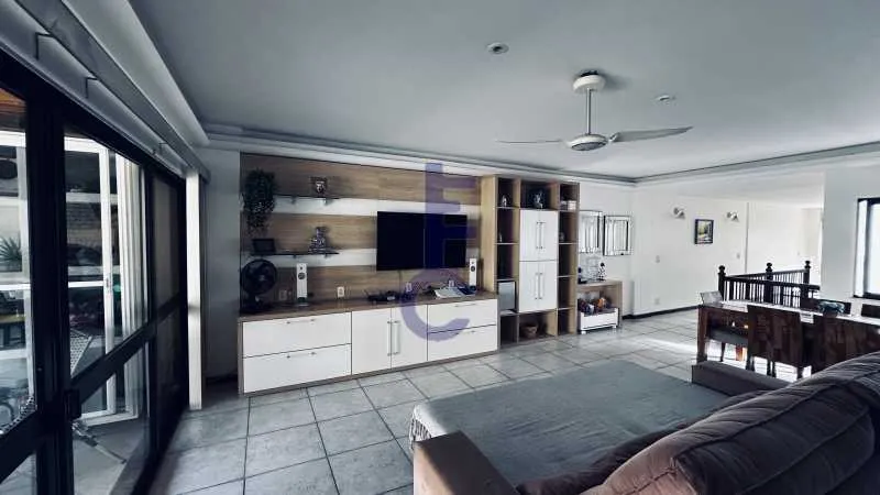 4-bedroom apartment with a grill on the balcony — photo 35