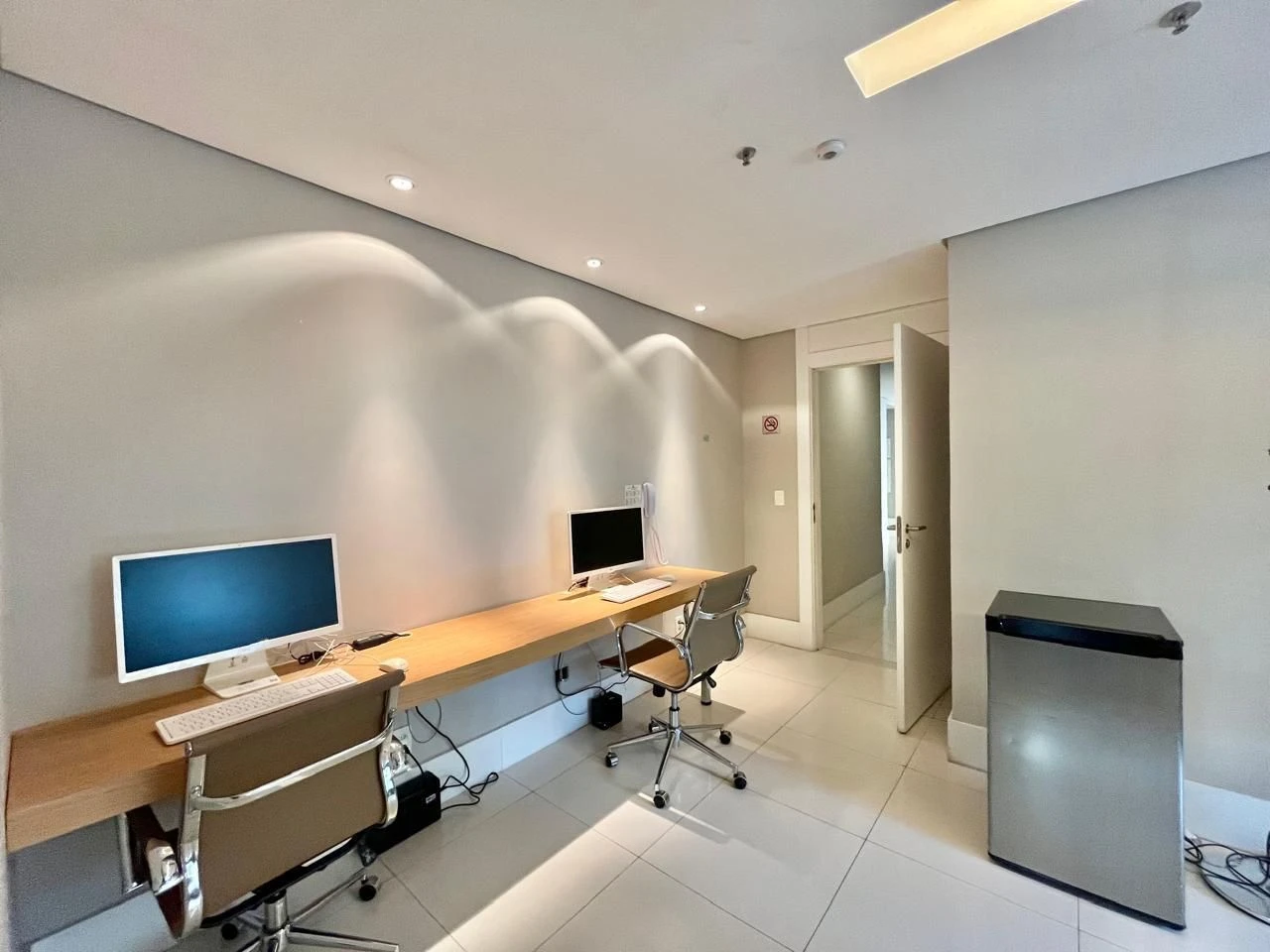 Balcony with a grill in a 2-bedroom apartment, 90 m² — photo 35