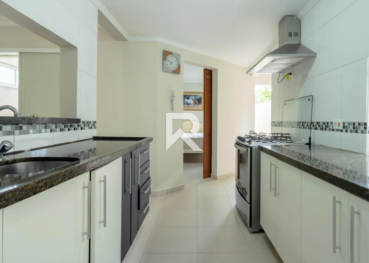 250 m² house with a walk-in closet and a bathtub — photo 2