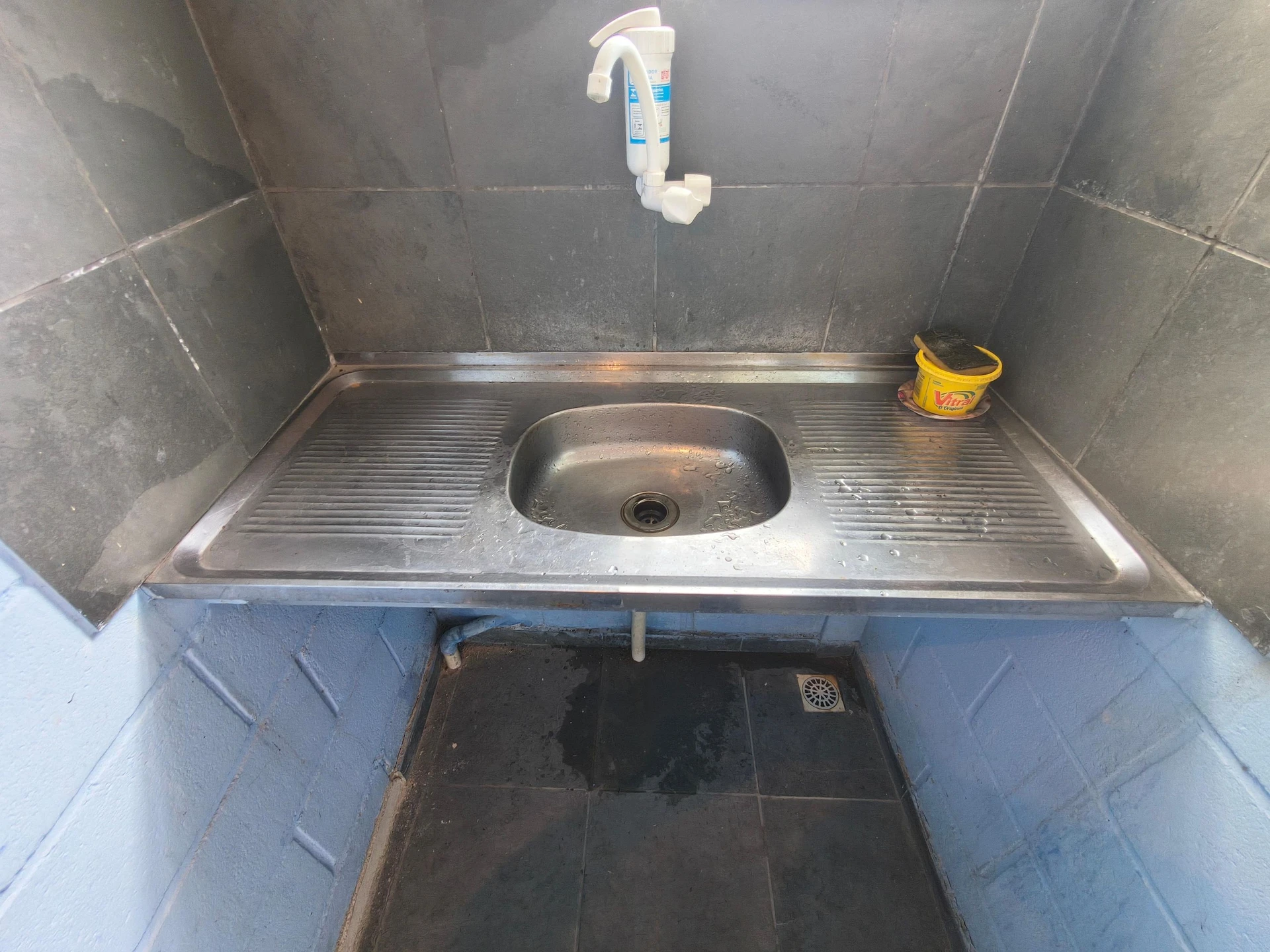 Casa sem mobília com 1 quarto e varanda com pia — photo 36