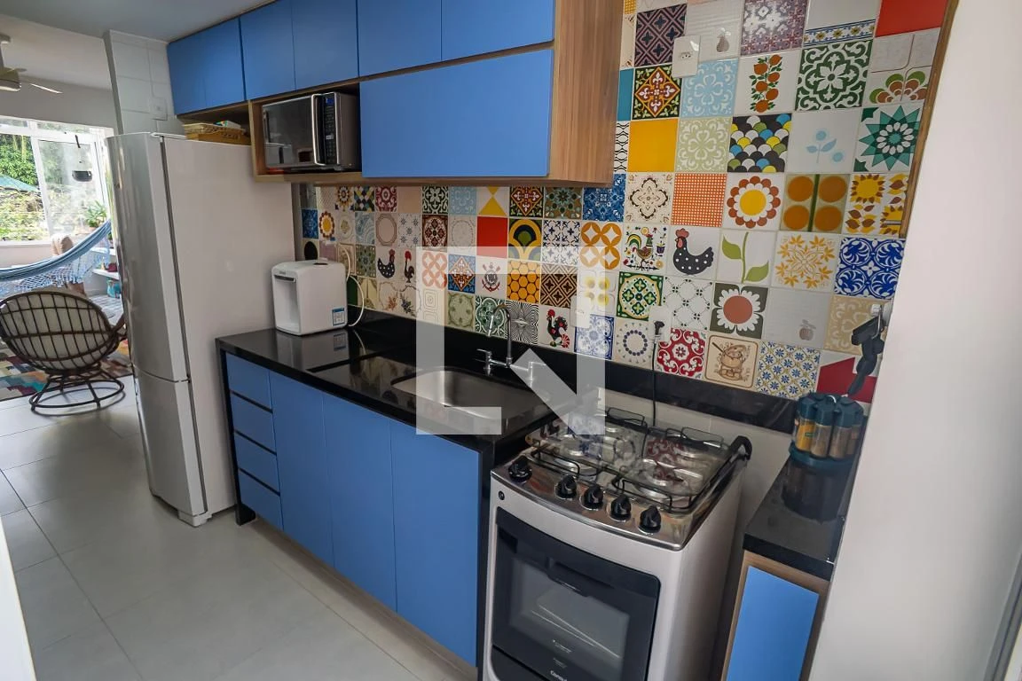 Furnished 2-bedroom apartment with en-suite bathrooms and open kitchen — photo 31