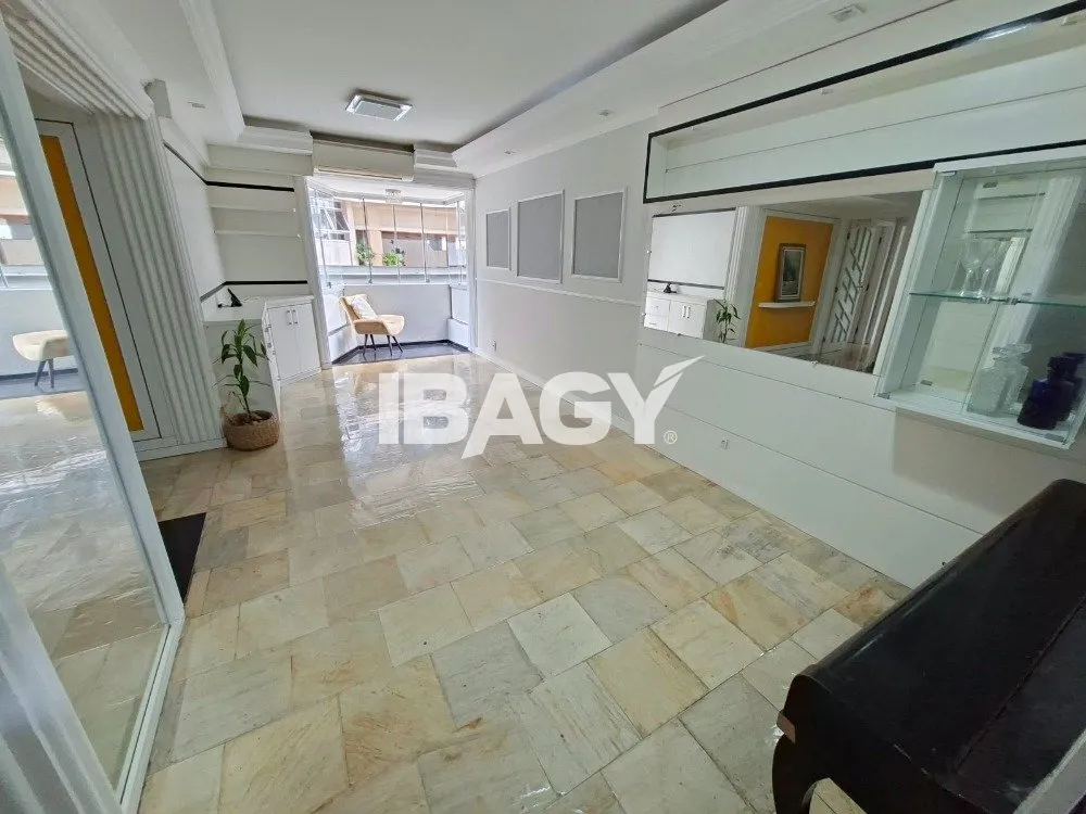 3-bedroom apartment with a washing machine in Florianópolis