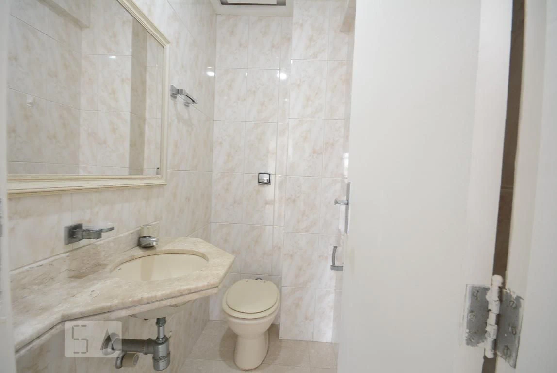 4-bedroom apartment in a building with a pool — photo 5