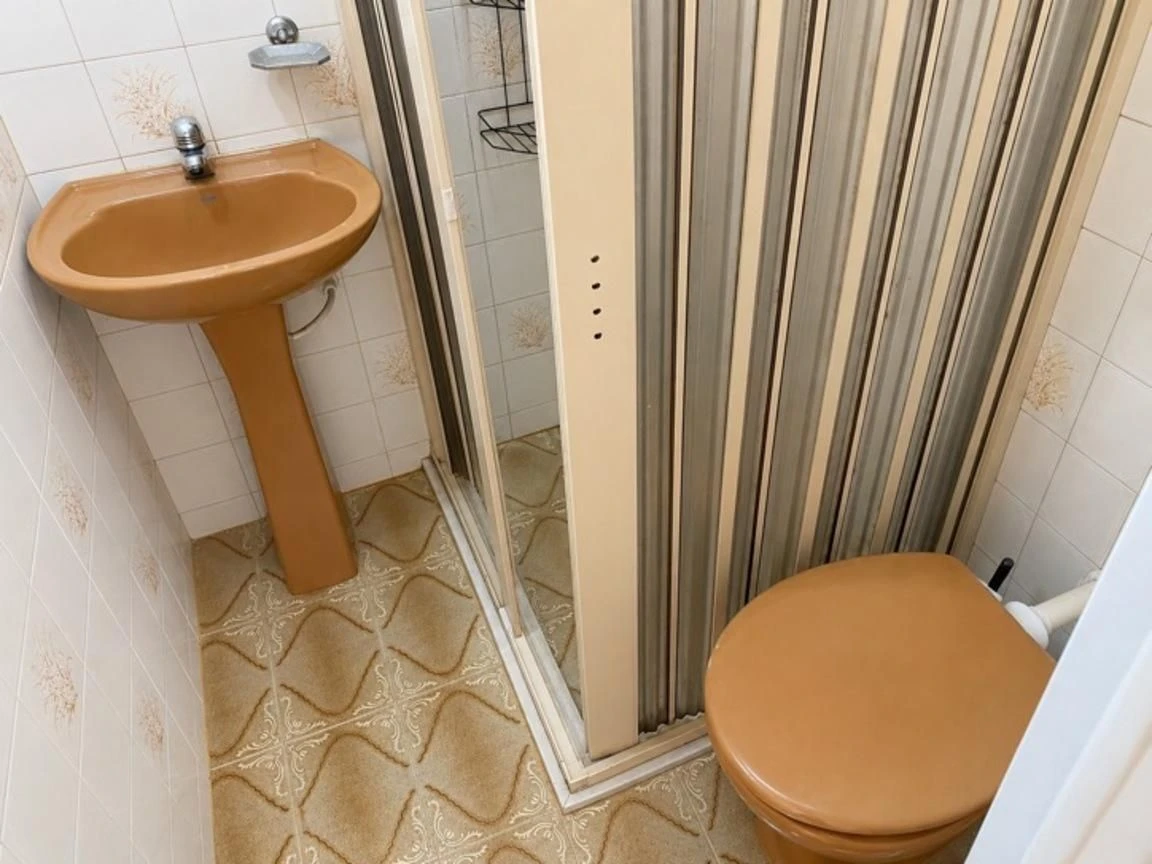 Apartamento com 2 quartos e banheiro com box de vidro — photo 4