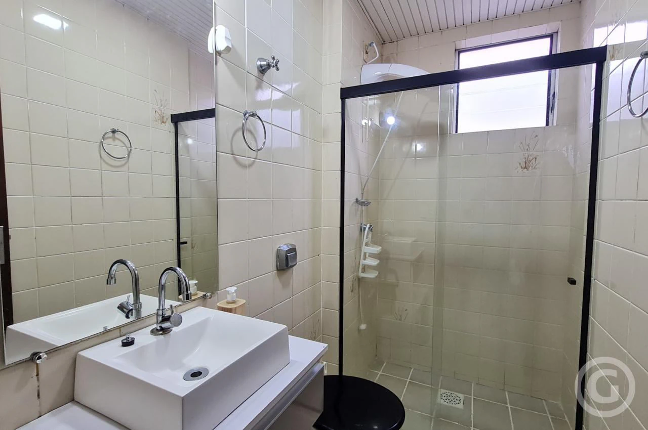 37 m² apartment with 1 bedroom and a glass shower — photo 11