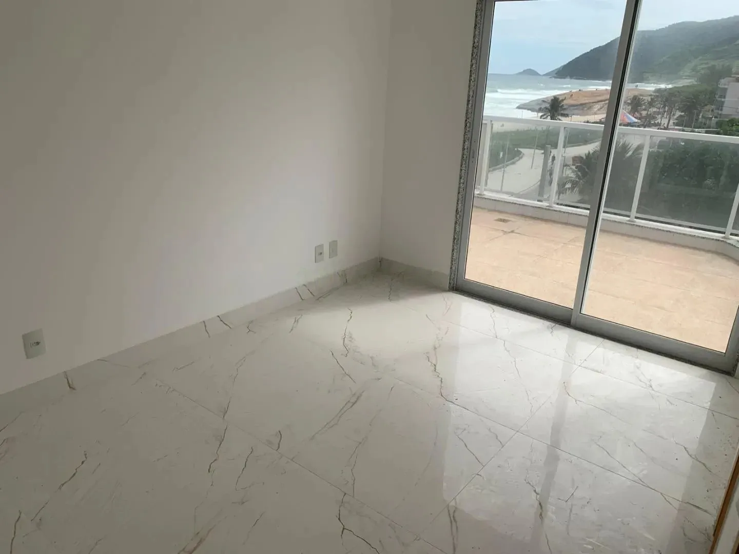 Glass-enclosed balcony in a 4-bedroom apartment, 240 m² — photo 6