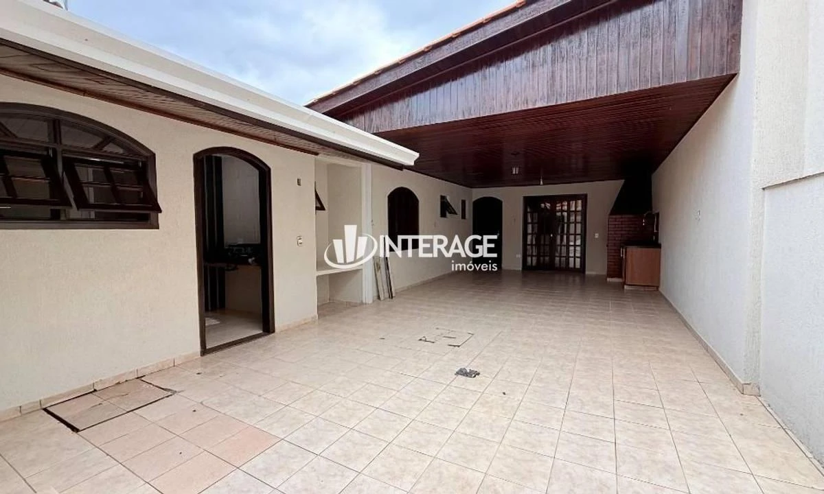Wood or laminate floors in a 4-bedroom house, 200 m² — photo 13