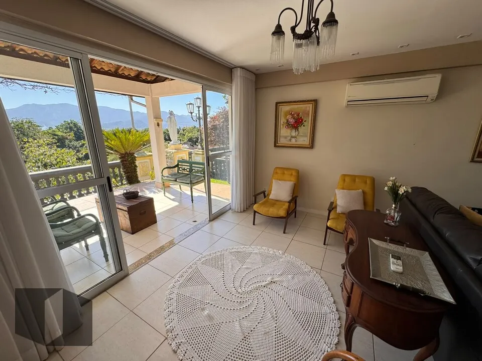 Casa com 4 quartos e 5 banheiros e fogão a gás