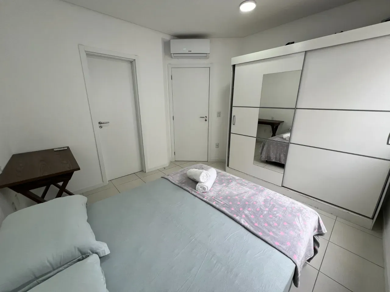 Balcony with a grill in a 3-bedroom apartment, 87 m² — photo 11