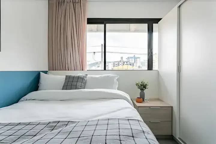 Floor-to-ceiling windows in a one-bedroom apartment, 32 m² — photo 3