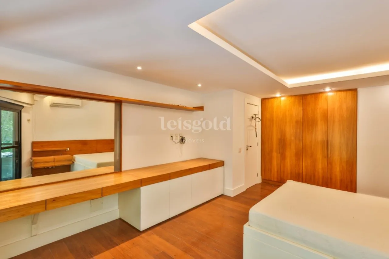 Floor-to-ceiling windows in a 2-bedroom apartment, 230 m² — photo 11