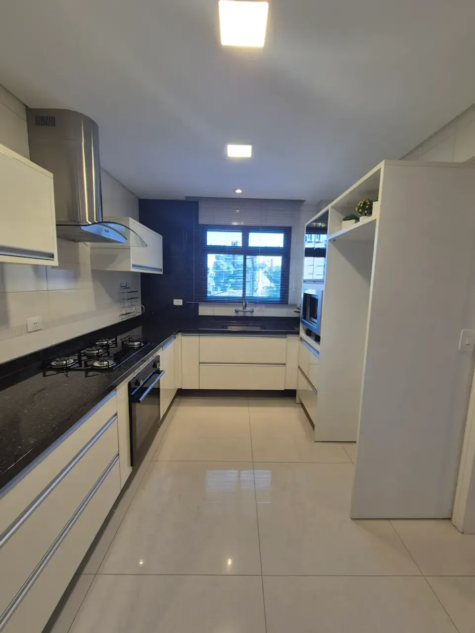 Apartamento com 3 quartos e 5 banheiros, 183 m²