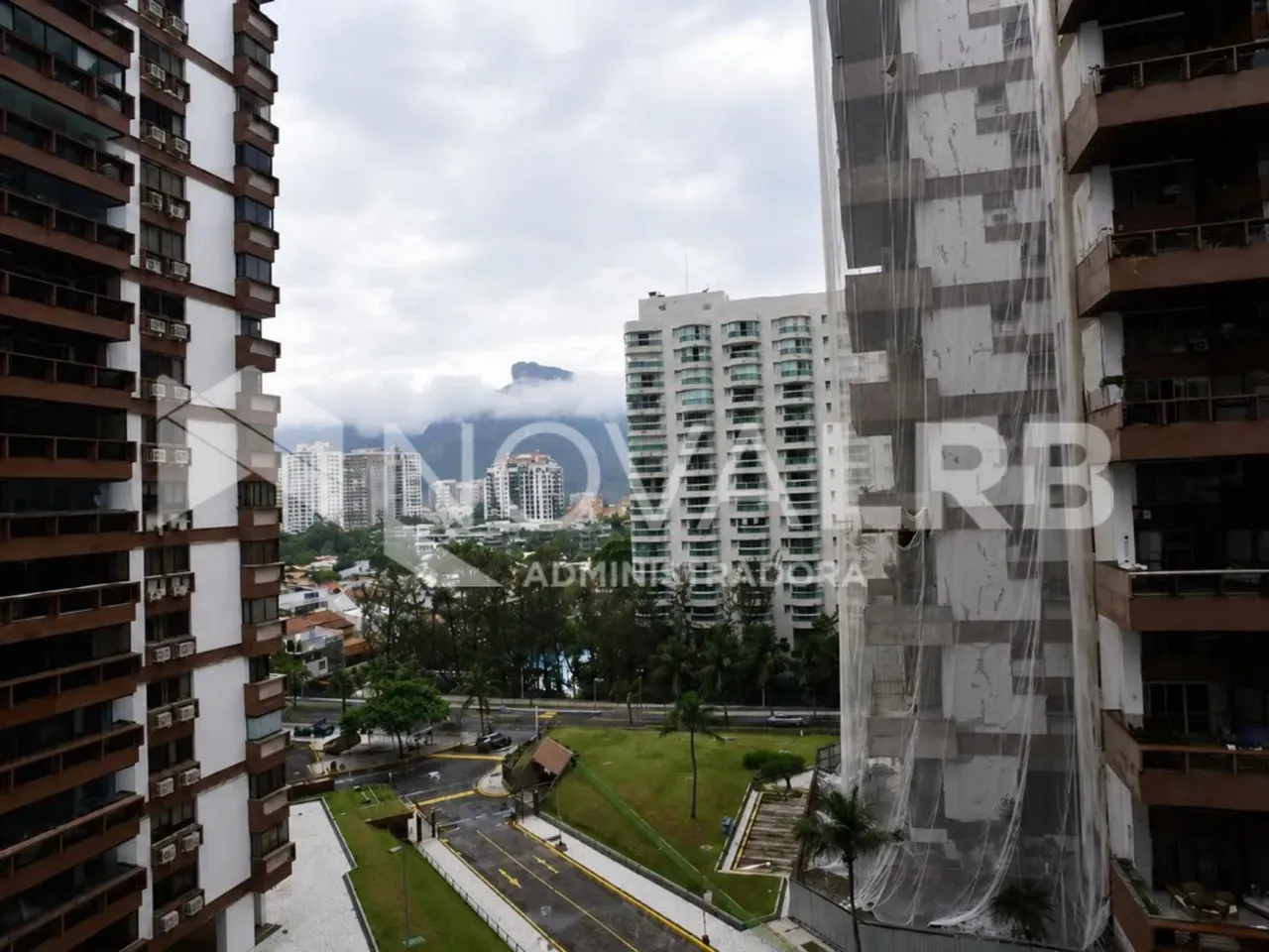 4-bedroom apartment with enclosed glass balcony — photo 40