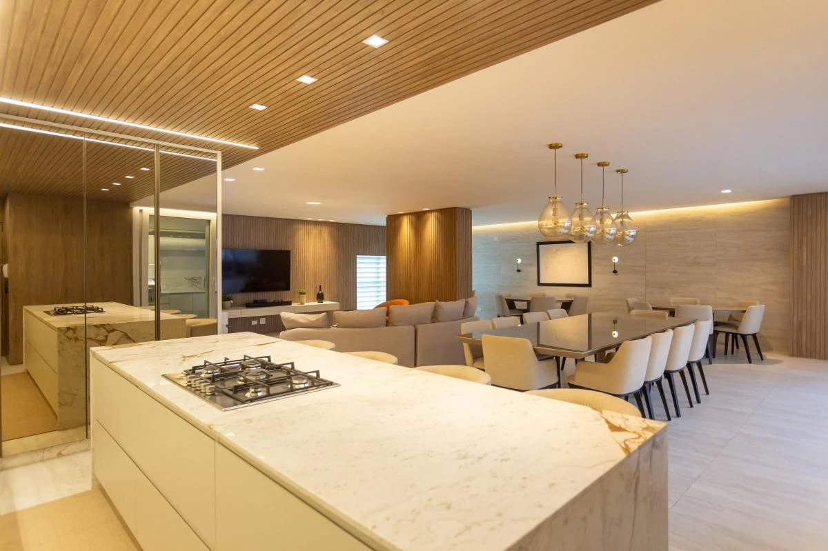Glass-enclosed balcony in a 3-bedroom apartment, 297 m² — photo 2