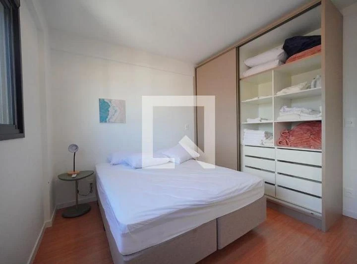 Apartamento amueblado de 1 dormitorio con plaza y cocina integrada — photo 8