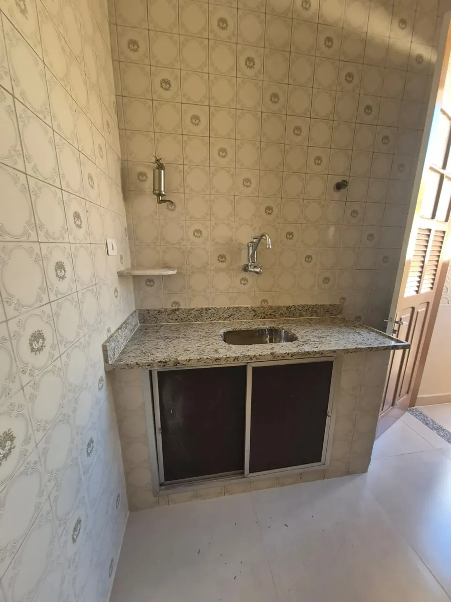 Apartamento sem mobília com cozinha planejada e tanque — photo 37