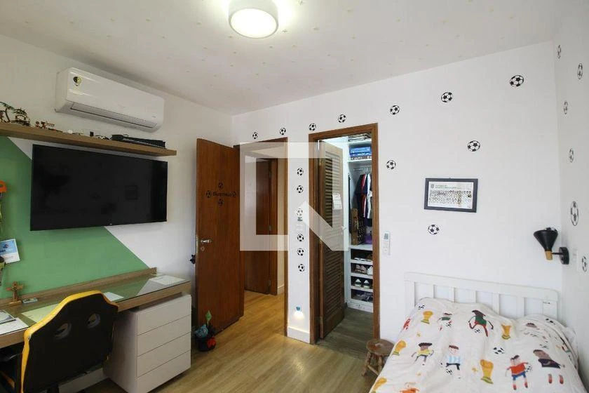 Furnished 4-bedroom apartment with 245 m² and glass balcony — photo 3