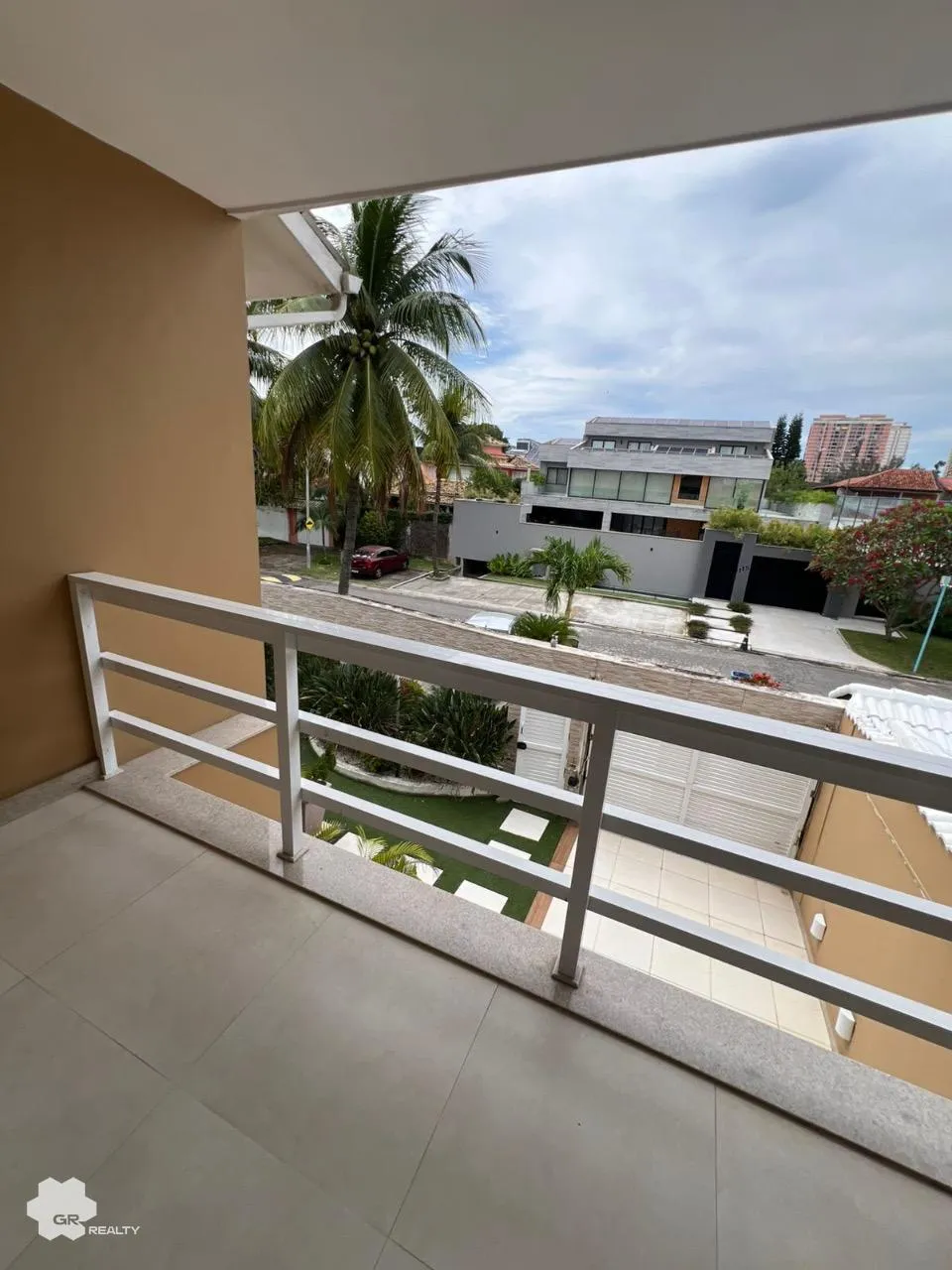 Condominium house with 5 bedrooms and open-plan kitchen — photo 15