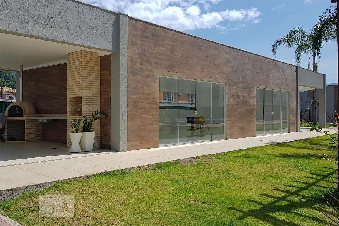 2-bedroom apartment with a balcony and shared pool — photo 5