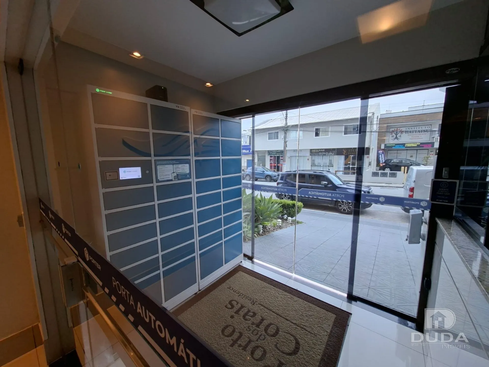 Apartment on the 10th floor with floor-to-ceiling windows — photo 49