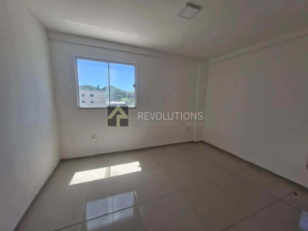 2-bedroom apartment with balcony and laundry area — photo 4
