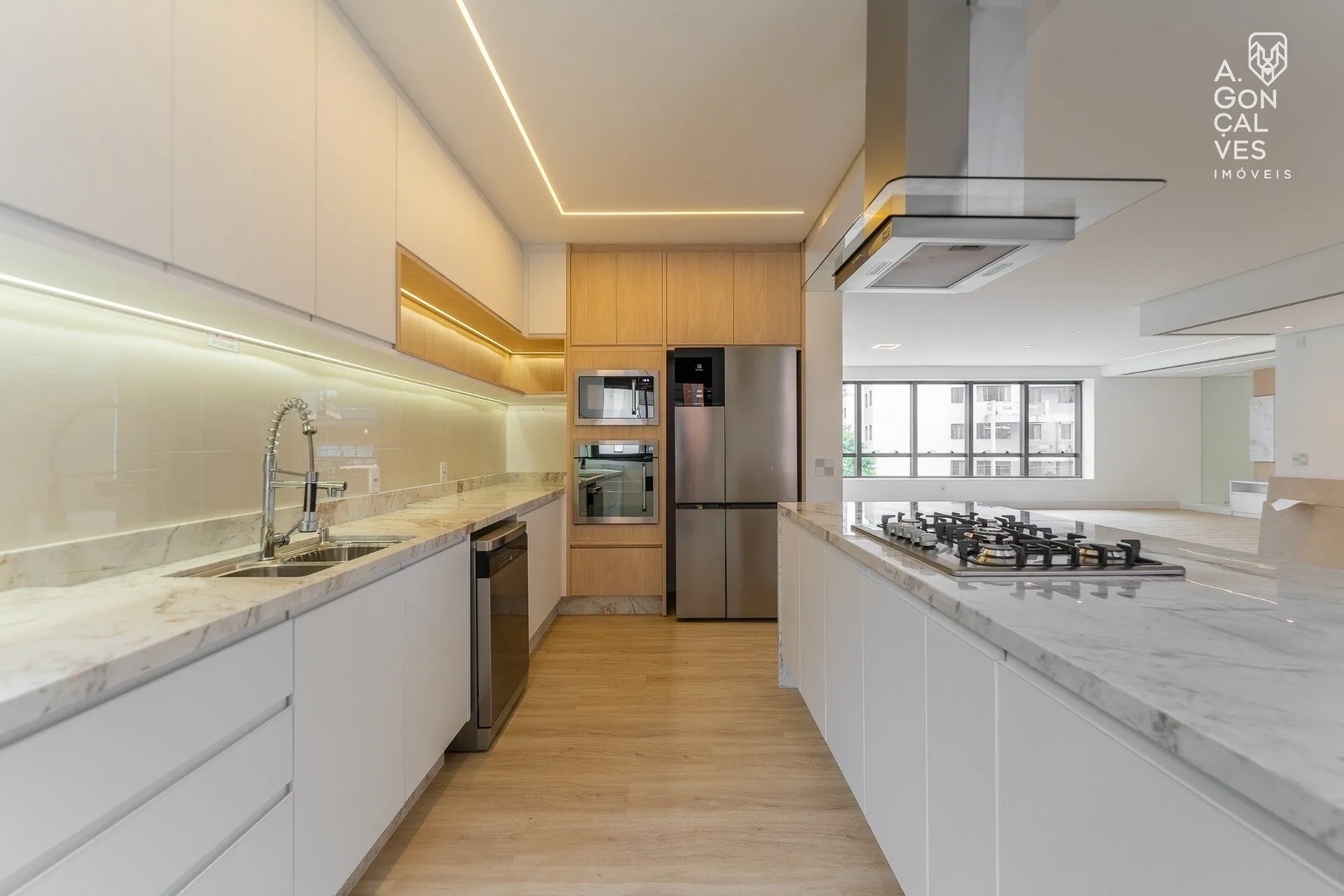 Furnished 223 m² apartment with 3 en-suites and 3 parking spots — photo 9