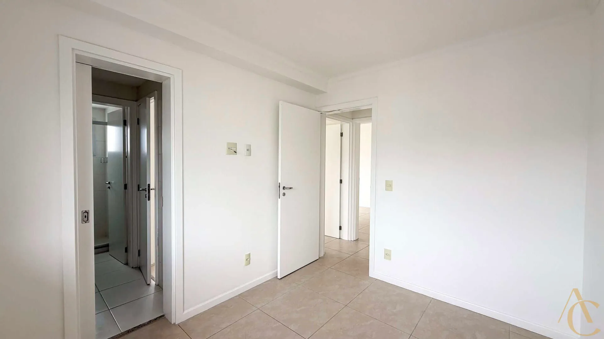 Balcony with a grill in a 3-bedroom apartment, 97 m² — photo 40