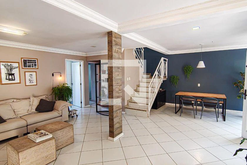 Casa com 6 quartos e 300 m², vaga incluída
