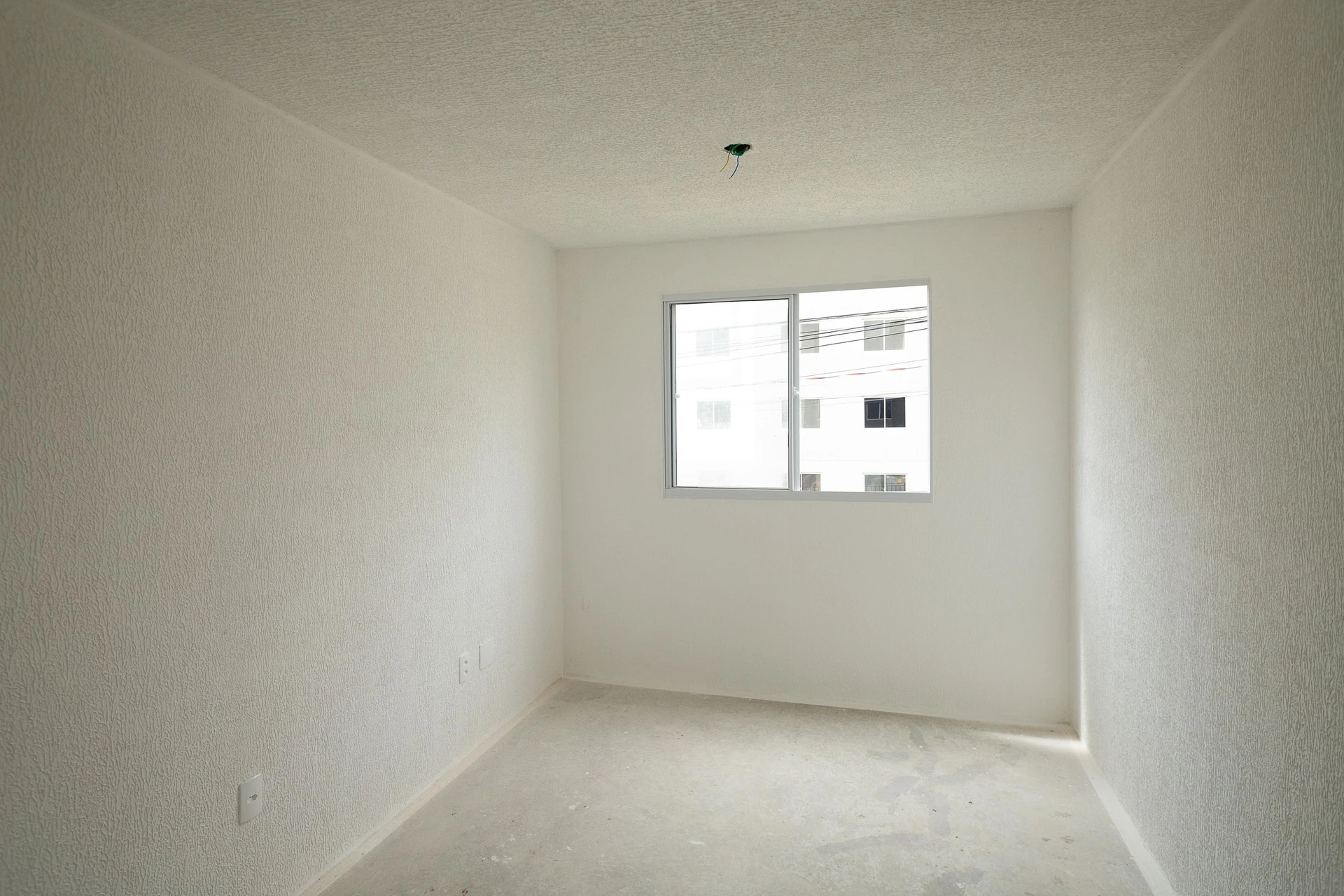 Unfurnished 2-bedroom apartment with a private garden — photo 17