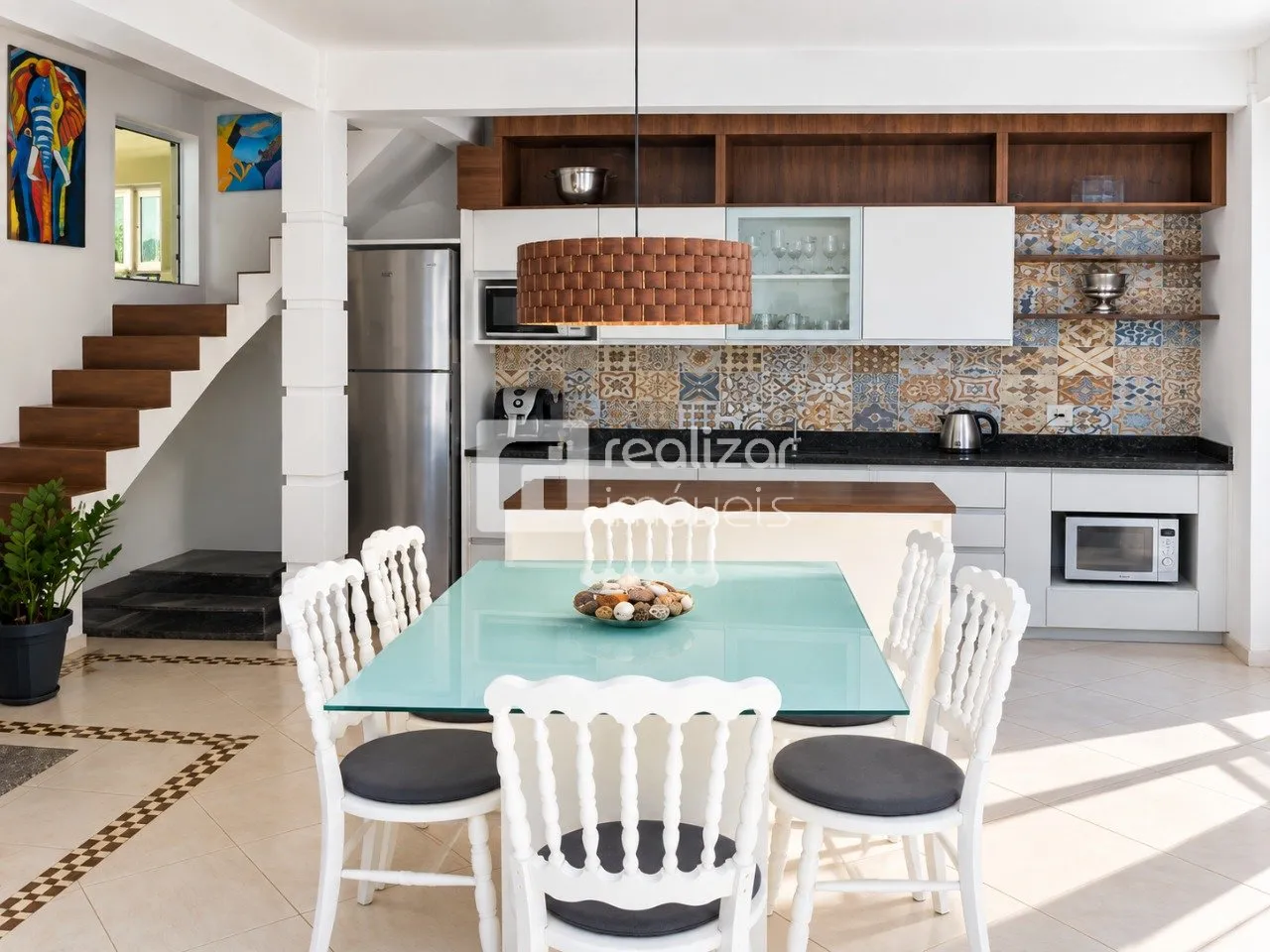 Balcony with a grill in a 5-bedroom house, 204 m² — photo 2