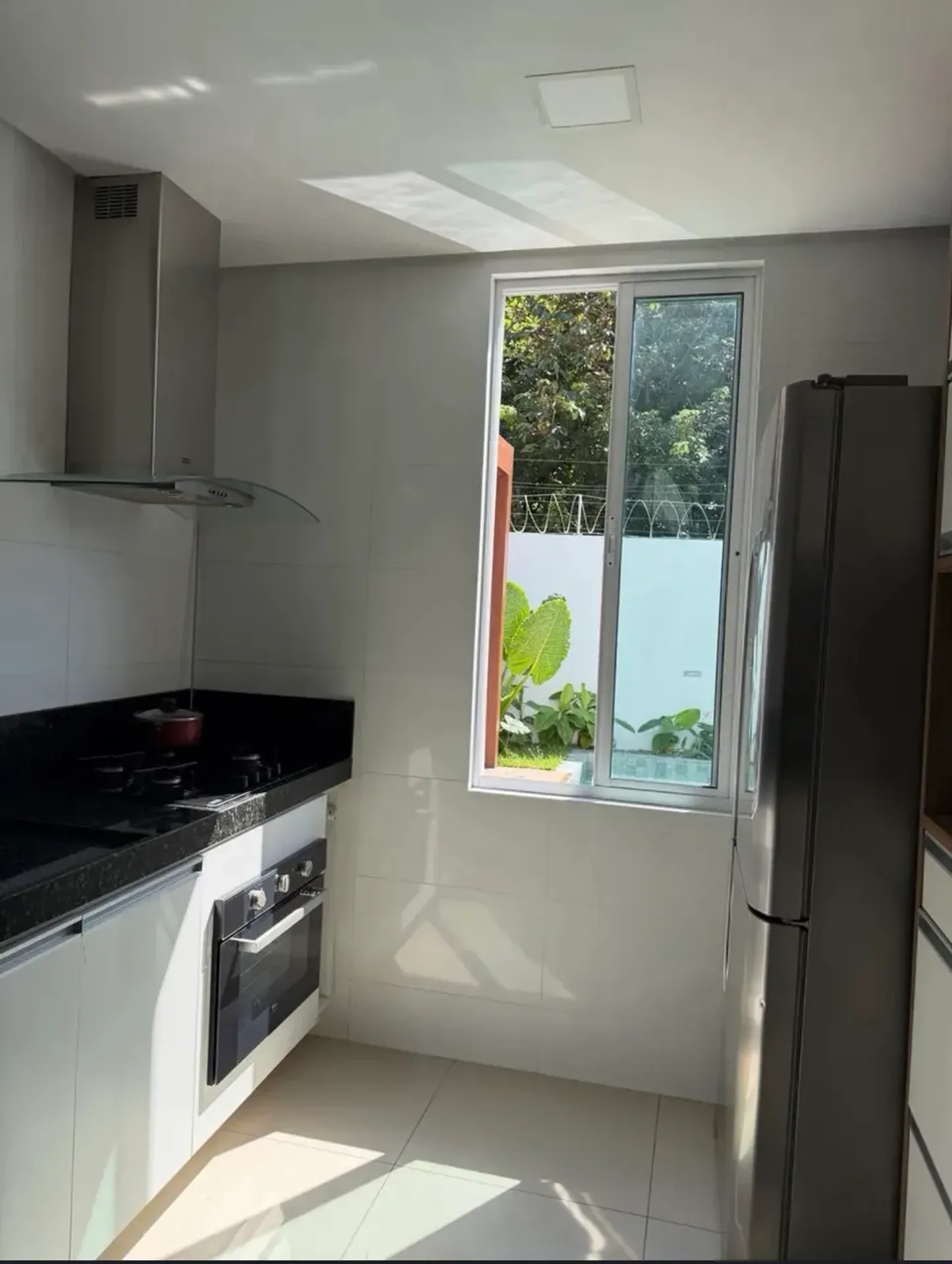Casa mobiliada com 3 quartos, jardim e 4 vagas