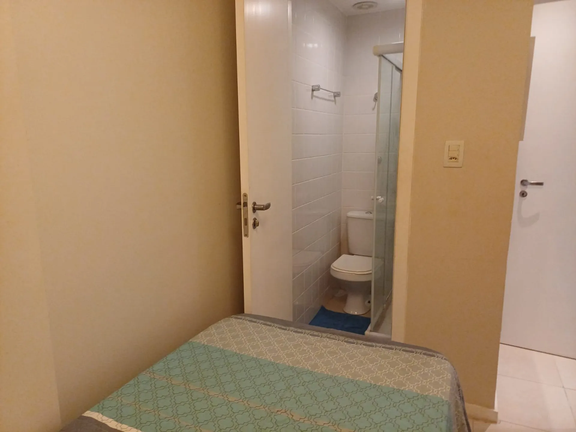 Furnished 3-bedroom apartment with open-plan kitchen — photo 18