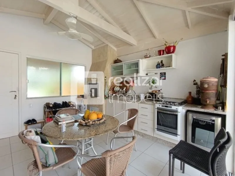 4-bedroom house with a garden — photo 8