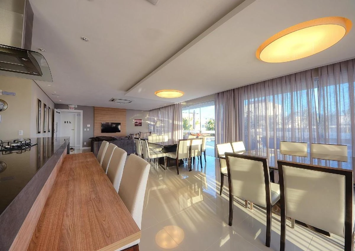 Balcony with a grill in a one-bedroom apartment, 68 m² — photo 37