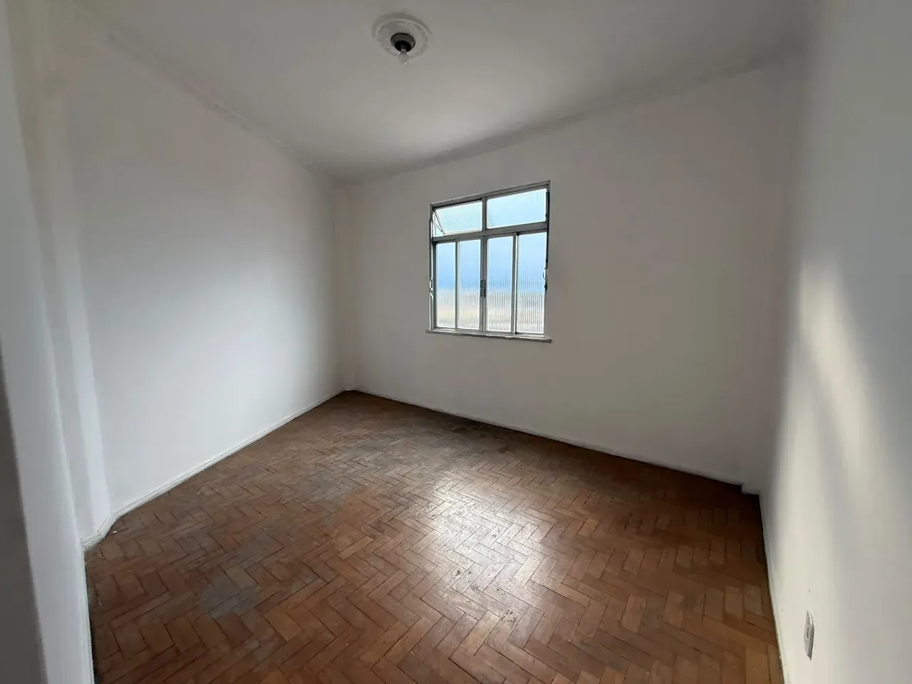 Apartamento de 2 quartos com piso de madeira ou laminado — photo 3