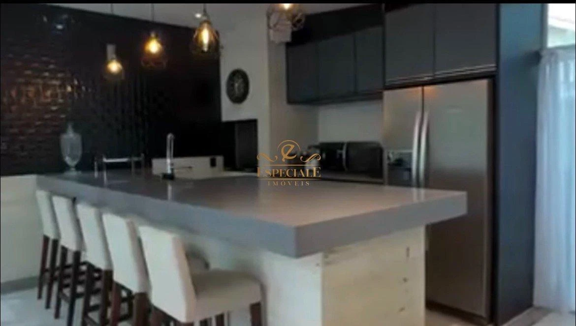 Furnished house, 401 m², with a glass-enclosed balcony