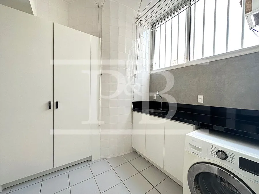 135 m² apartment with a home office and a bathtub — photo 10