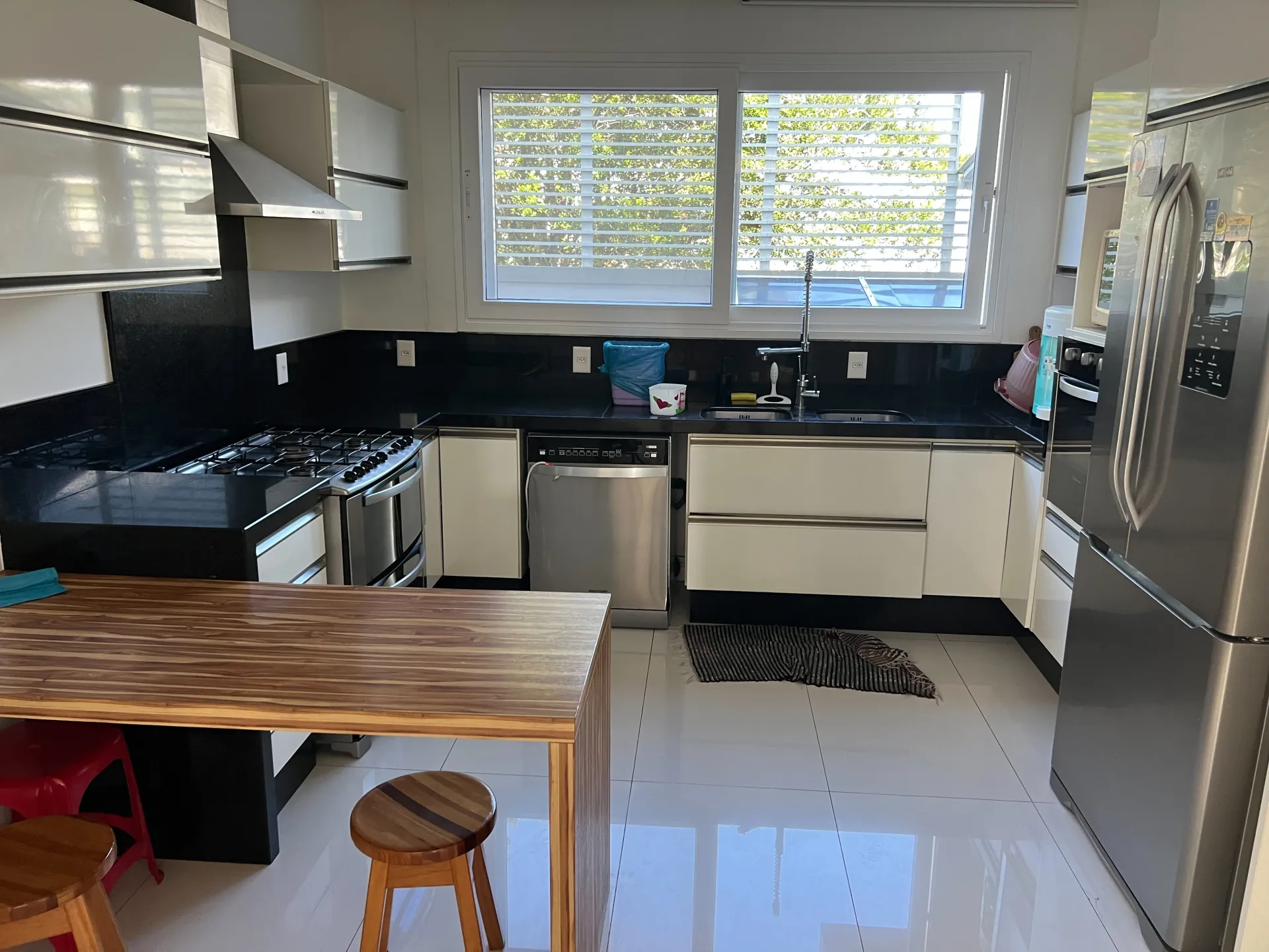 Furnished house with 6 en-suite bedrooms and private BBQ — photo 39