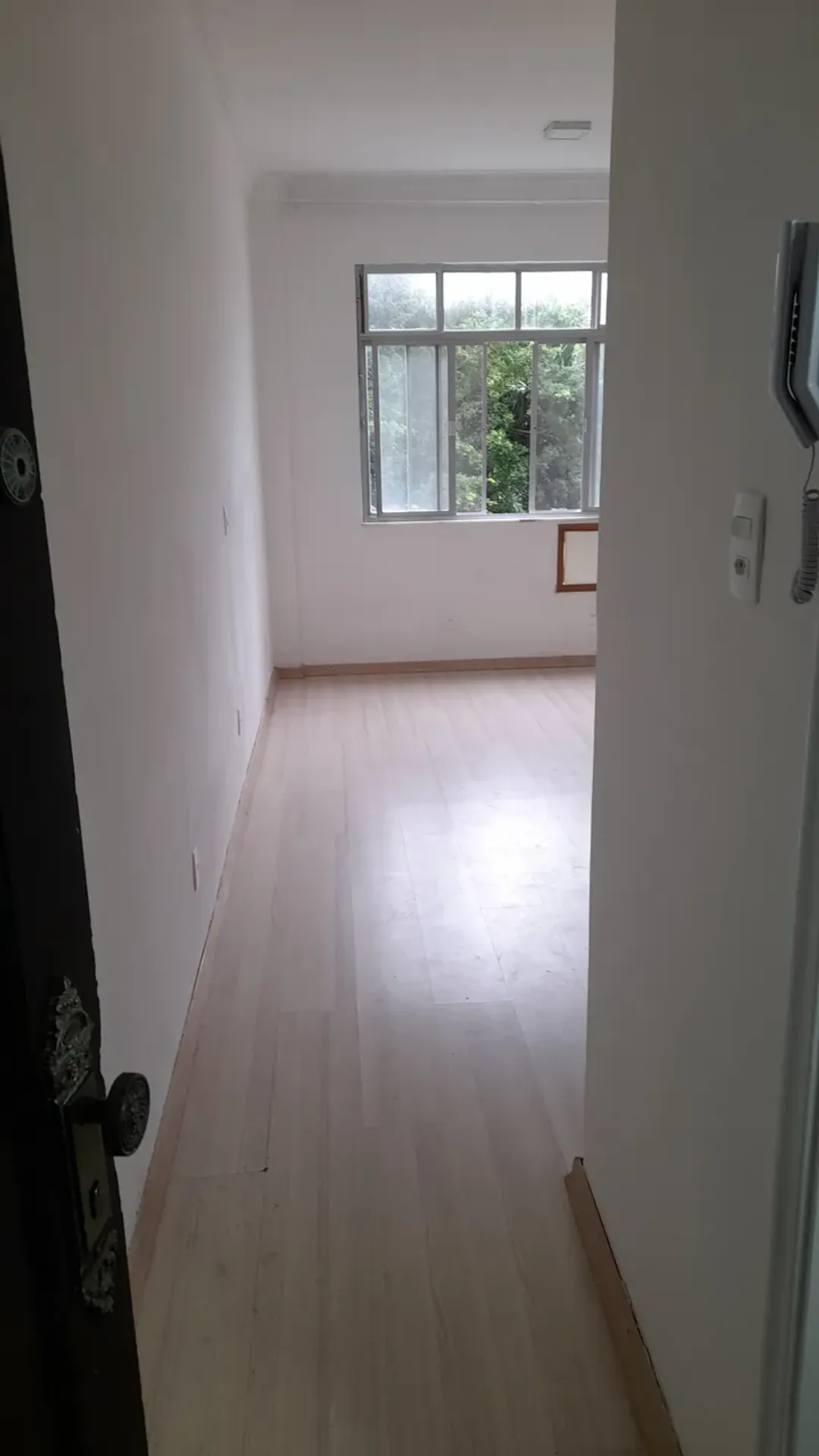 Studio on the 4th floor with wood or laminate floors — photo 4